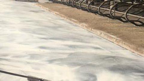 25 à 30 mmd’épaisseur talochés à la main. Le sol en asphalte peut être mis en service  deux à trois heures après son complet refroidissement. C’est une surface plus confortable qu’un béton rainuré. Smac